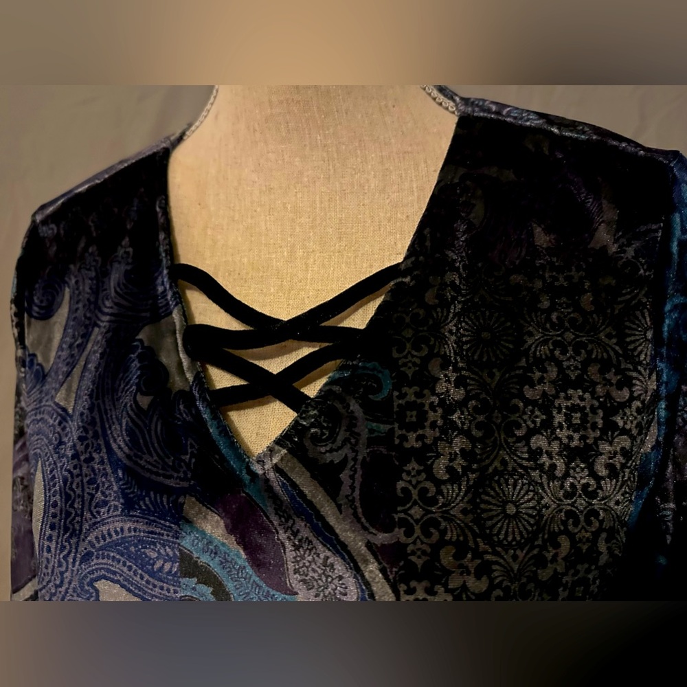 EUC Chico’s size1 pull over top in velour with colorfull design and crisscross